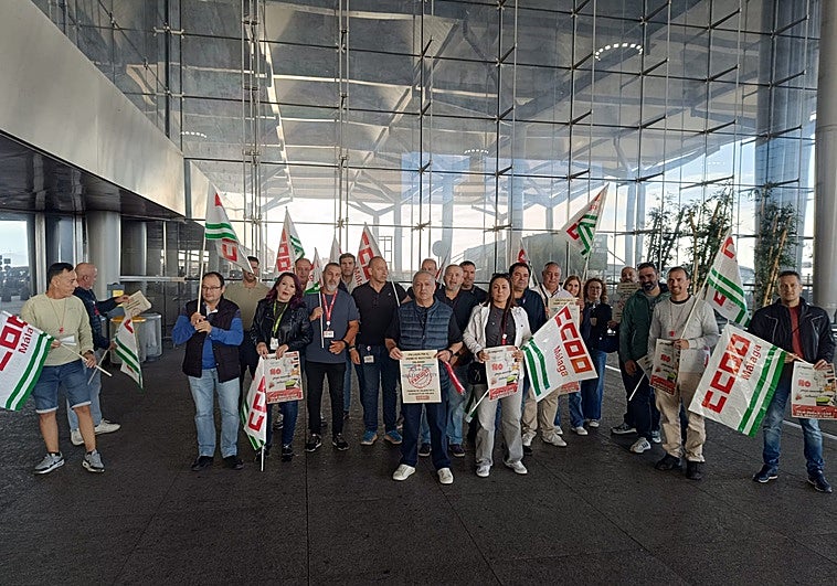 Trabajadores del servicio de ambulancias del aeropuerto de Málaga se manifiestan por impagos en sus nóminas